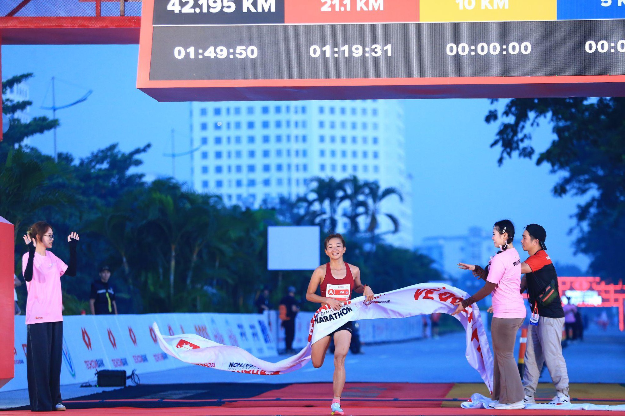 Khi Hà Nội hóa “đường chạy khổng lồ”: 13.000 runner cùng bứt phá giới hạn tại Marathon Quốc tế Hà Nội Techcombank 2025- Ảnh 7.