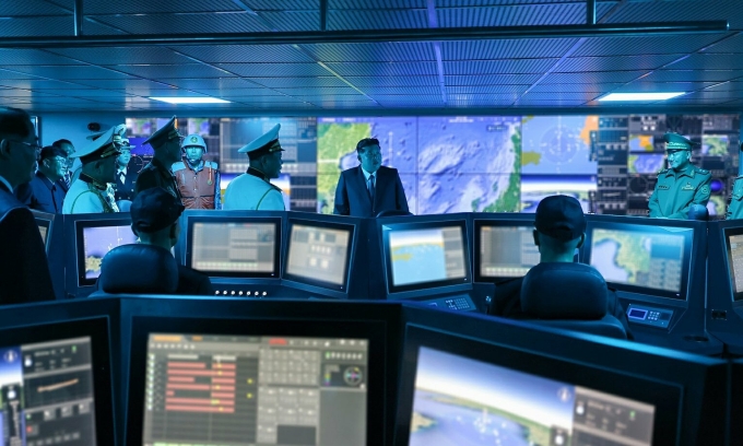 Lãnh đạo Kim Jong-un cùng các thủy thủ trong trung tâm thông tin tác chiến của khu trục hạm Choe Hyon ngày 5/10. Ảnh: KCNA