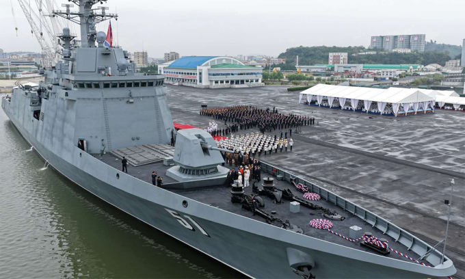 Lãnh đạo Kim Jong-un và các quan chức Triều Tiên trên khu trục hạm Choe Hyon ngày 5/10. Ảnh: KCNA