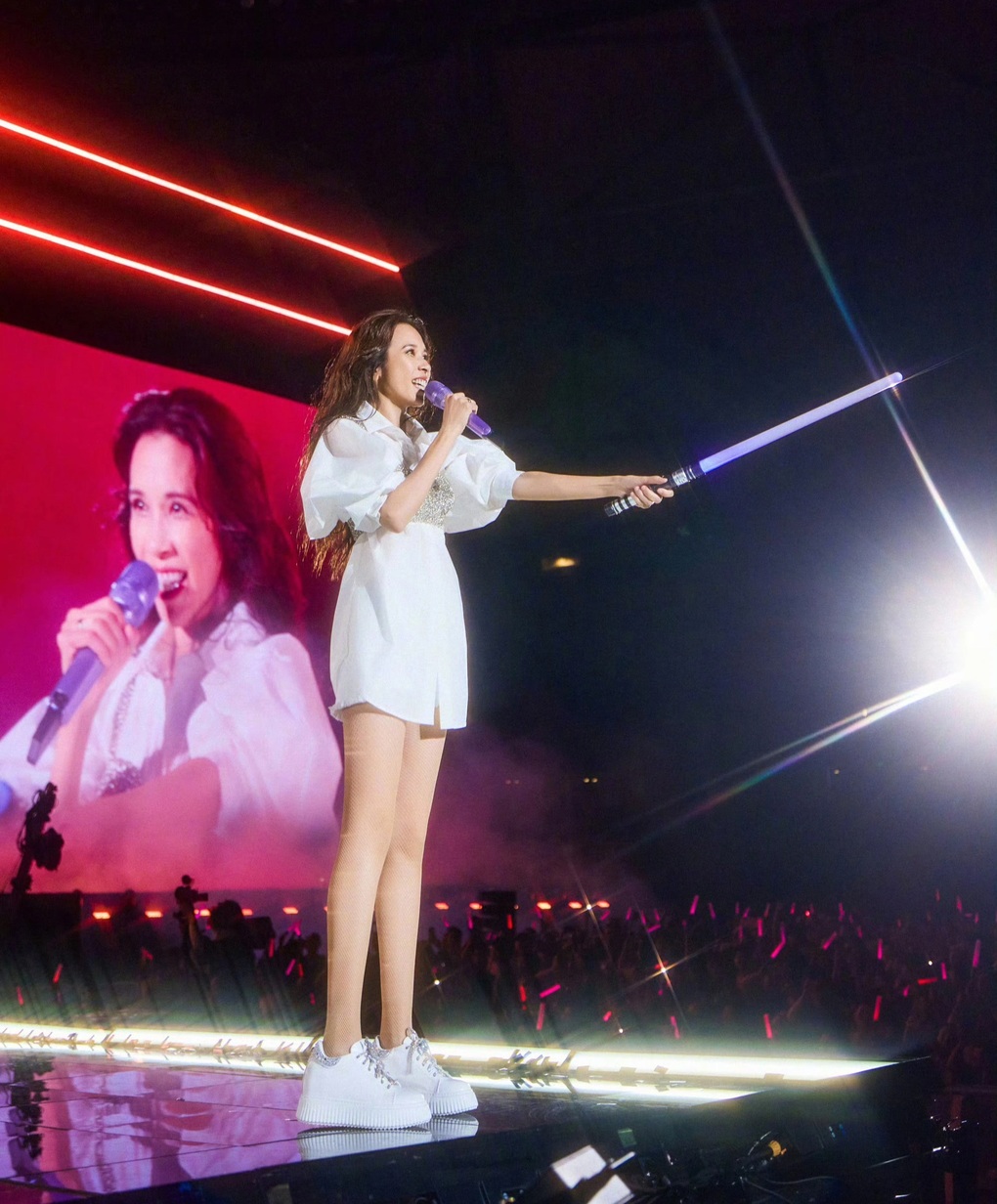 Nhan sắc tuổi 55 trẻ đẹp bất chấp thời gian của tình cũ Châu Tinh Trì - 2