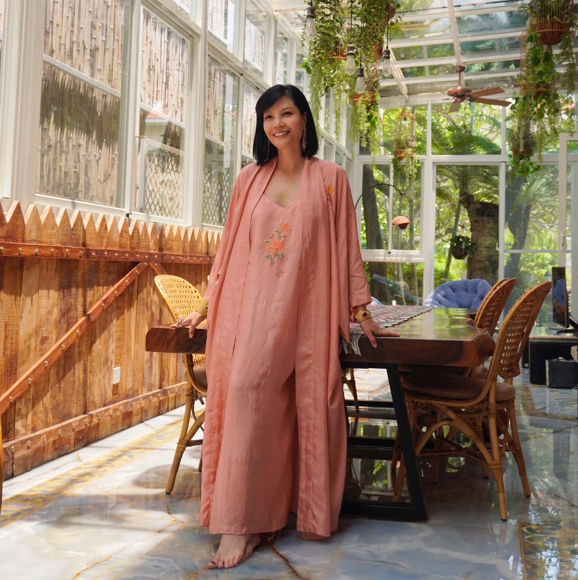 Siêu mẫu đầu tiên của Việt Nam rời showbiz 30 năm, giờ ra sao? - 4