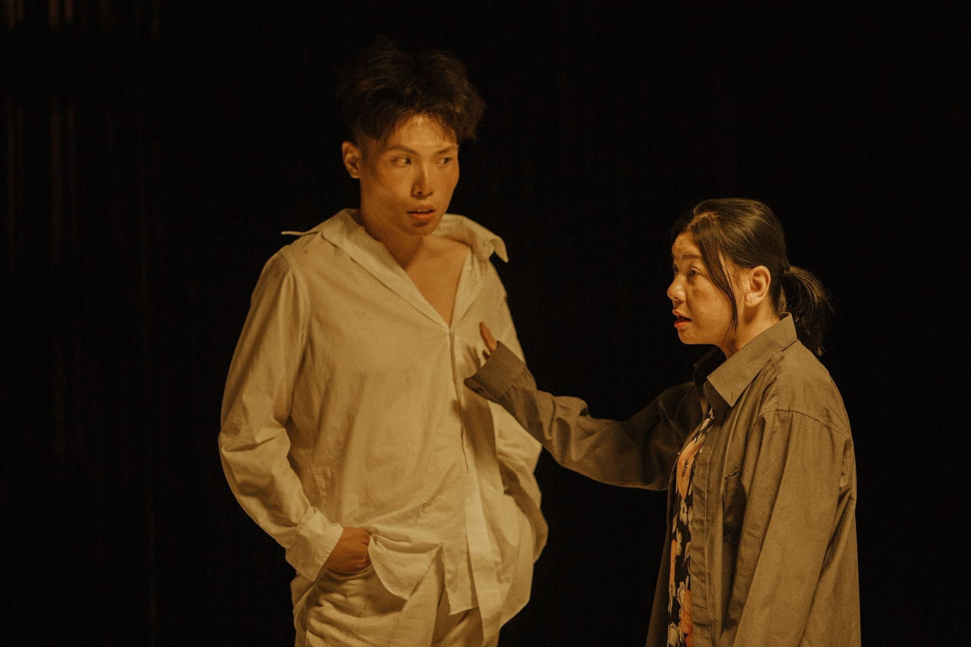 Phim Việt 18+ ra rạp ầm ầm, rút lui lặng thầm- Ảnh 2. Phim Việt 18+ ra rạp ầm ầm, rút lui lặng thầm- Ảnh 2.