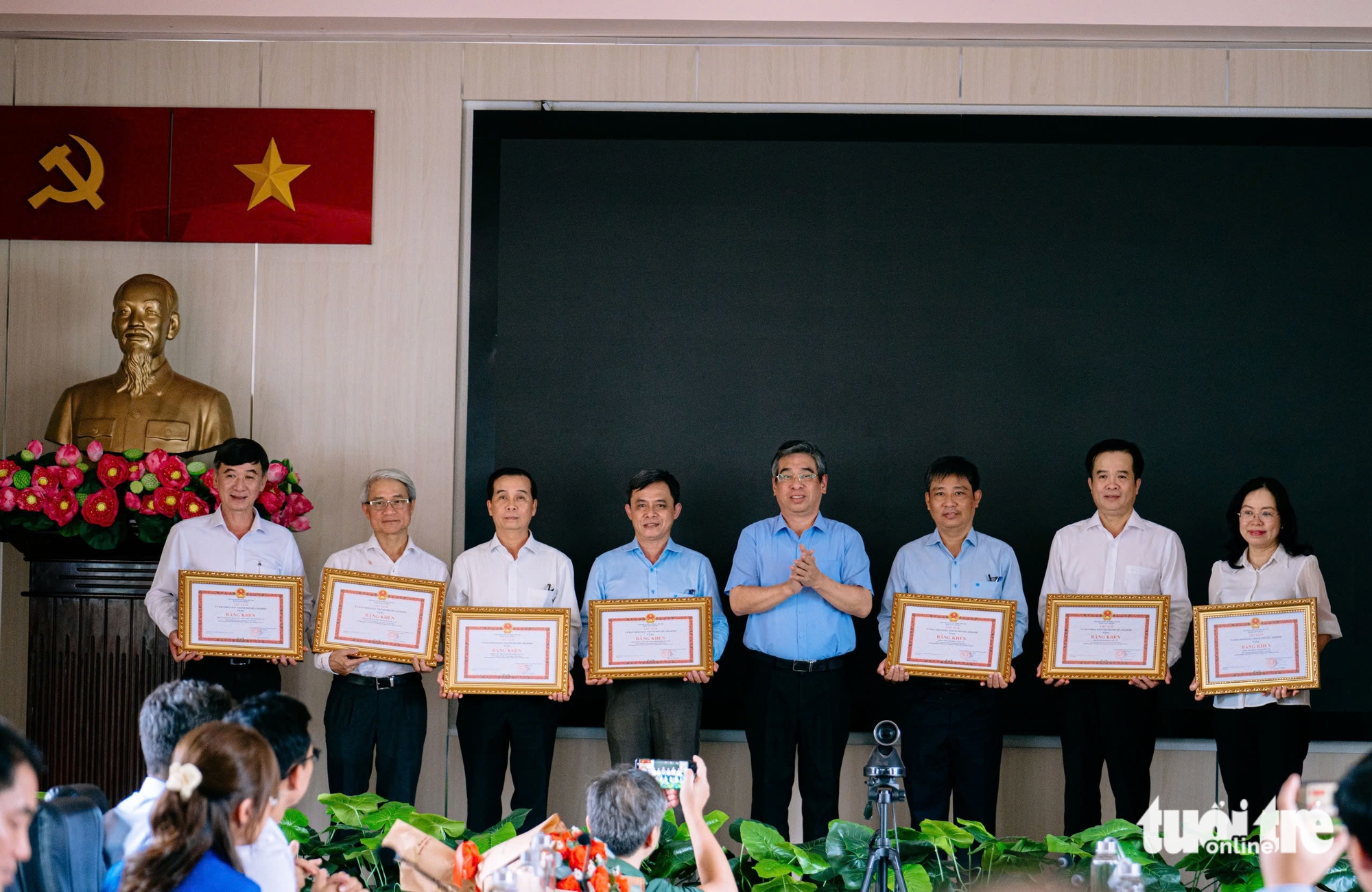 Bác sĩ TP.HCM xúc động sau hành trình 'vượt sóng' chữa bệnh ở Côn Đảo 2 Bác sĩ TP.HCM xúc động sau hành trình 'vượt sóng' chữa bệnh ở Côn Đảo - Ảnh 3.