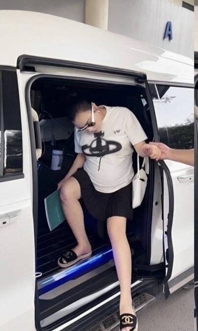 Những chiếc xe từng xuất hiện cùng shark Bình trên MXH: Từ xe thể thao đến siêu sang, có cả MPV độ nội thất kiểu ‘chủ tịch’ - Ảnh 5.