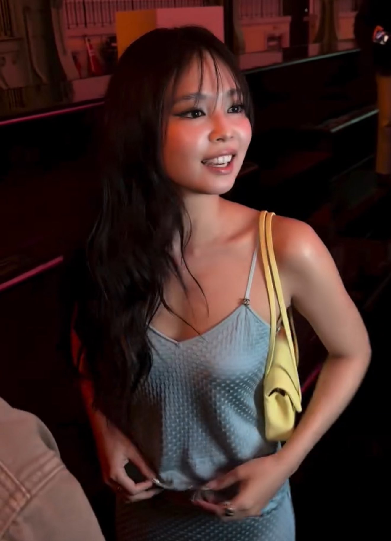 Jennie tới show Chanel muộn, outfit bị phản ứng vì giống Rosé- Ảnh 6.