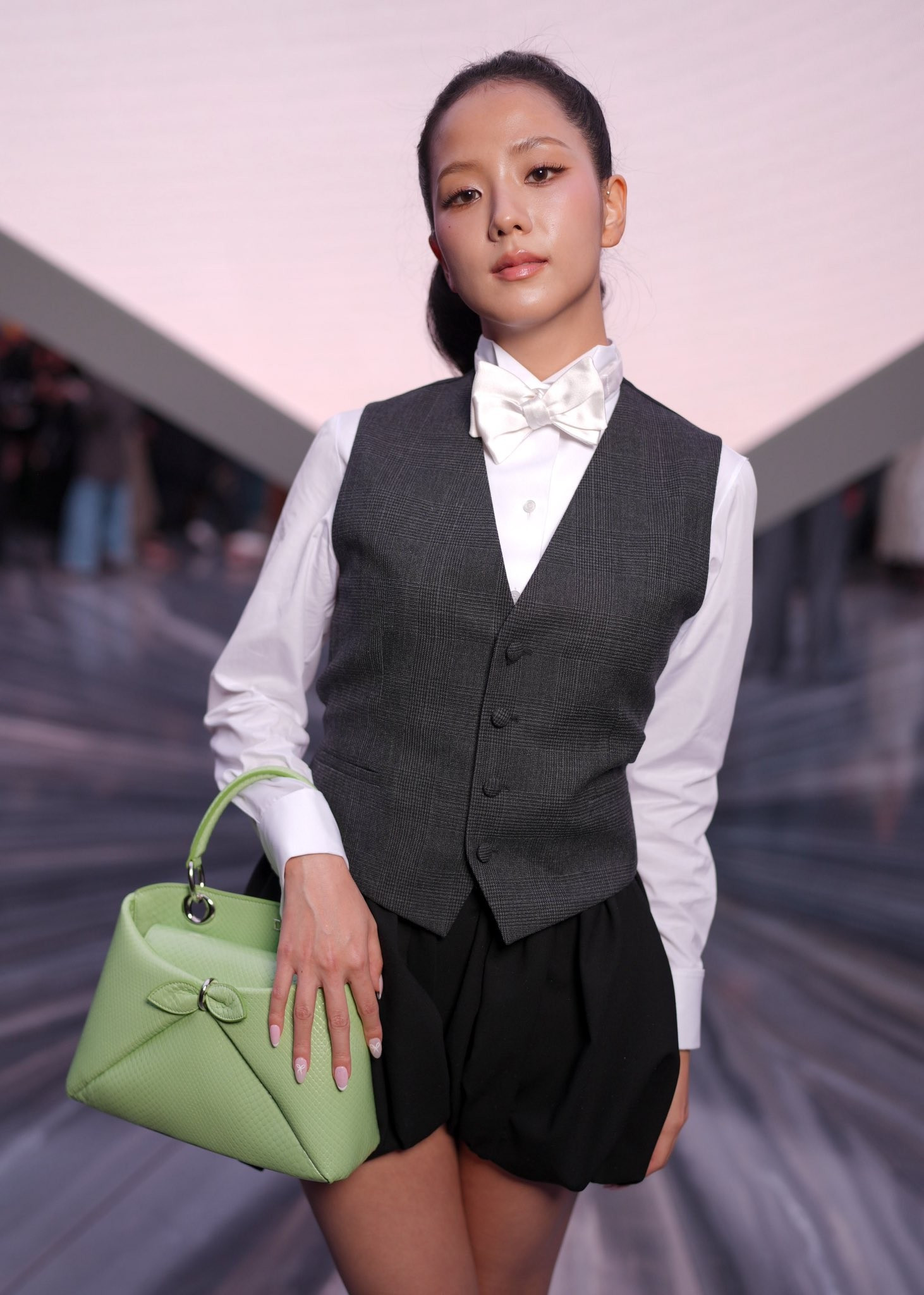 Jennie tới show Chanel muộn, outfit bị phản ứng vì giống Rosé- Ảnh 15.