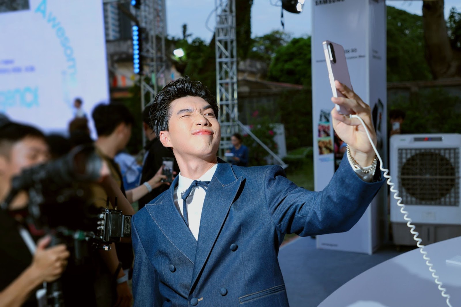 Sơn Tùng M-TP, HIEUTHUHAI và các mỹ nam Vbiz đang quảng cáo điện thoại gì?- Ảnh 2.