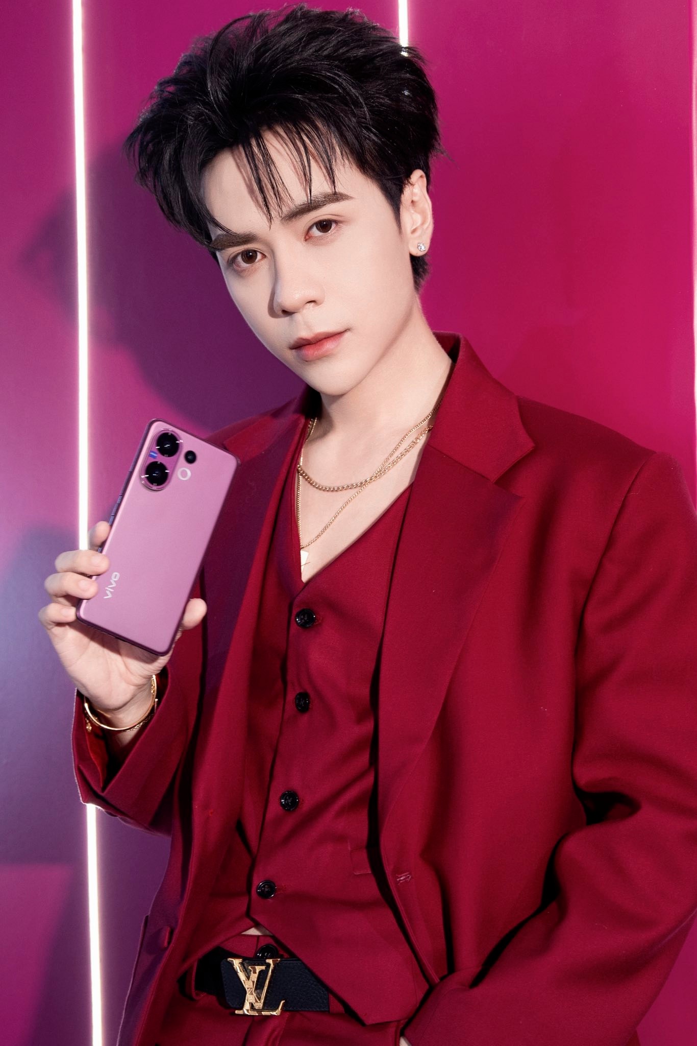 Sơn Tùng M-TP, HIEUTHUHAI và các mỹ nam Vbiz đang quảng cáo điện thoại gì?- Ảnh 3.