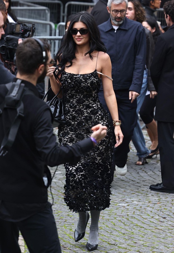 Vũ trụ hot girl Miu Miu: Lộ khung hình nóng bỏng của công chúa Kpop và 