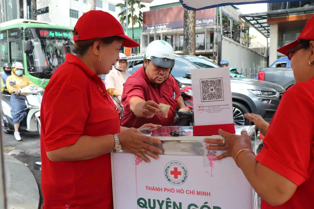 bà con vùng bão (1).jpg