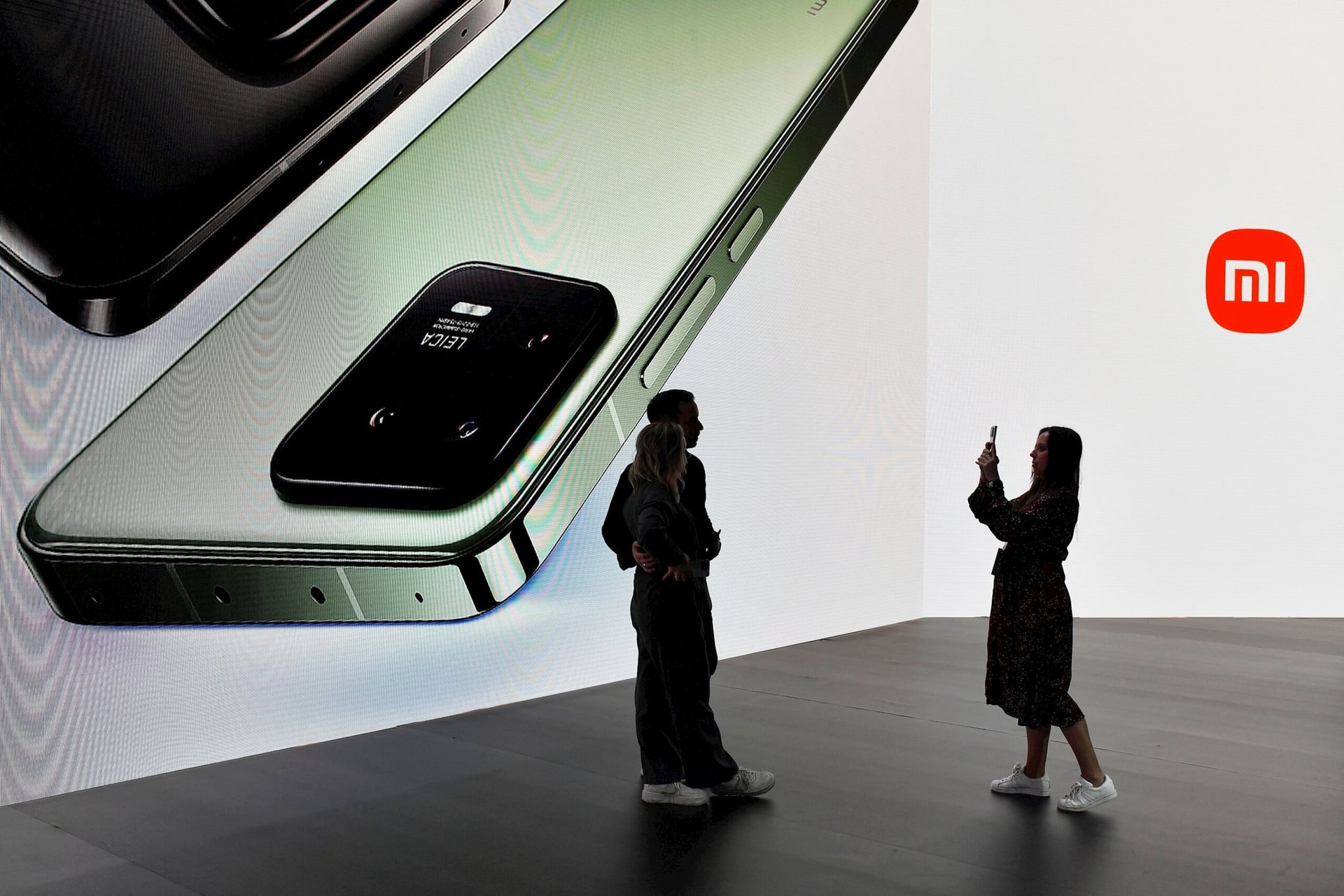 1759881076 676 Bat chuoc iPhone nhieu den phat ngai vi sao dien