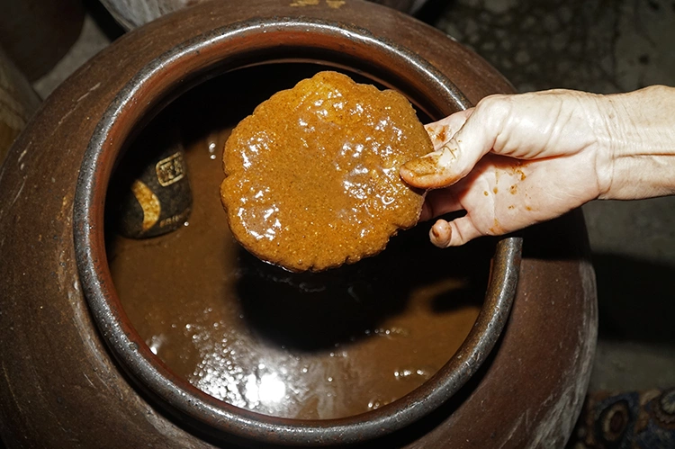 Món ăn mặn chát thời đói khổ nay bán 50.000đ/quả Việt kiều vẫn tranh nhau mua, quy trình làm vất vả như amp;#34;chăm con mọnamp;#34; - 3