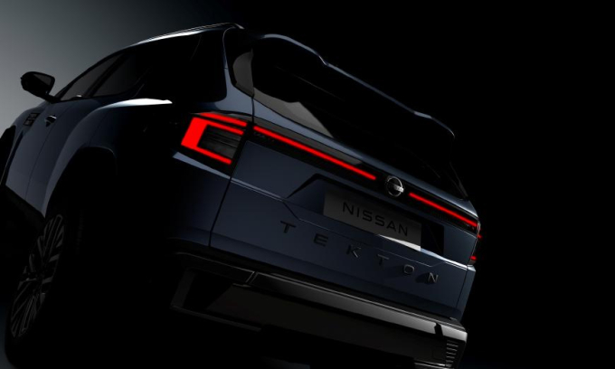 Đèn hậu dạng chữ C và nối liền hai bên. Tên xe cũng nằm trên nắp cửa sau. Ảnh: Nissan