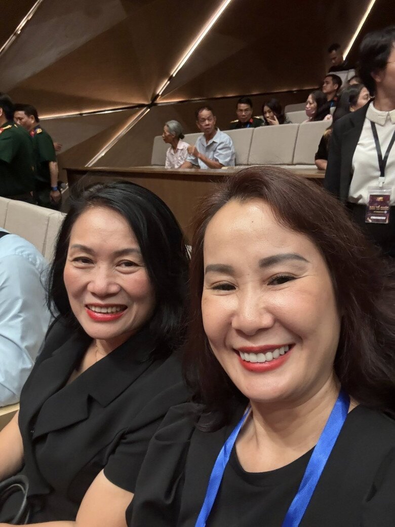 Khánh Thi xúc động gặp lại Tạ Bích Loan sau nhiều năm: Diện mạo, cuộc sống của amp;#34;người đàn bà quyền lựcamp;#34; khi về hưu - 2