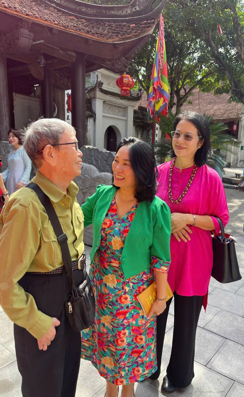 Diện mạo trẻ trung của nữ MC đình đám trong một sáng thu Hà Nội gần đây.