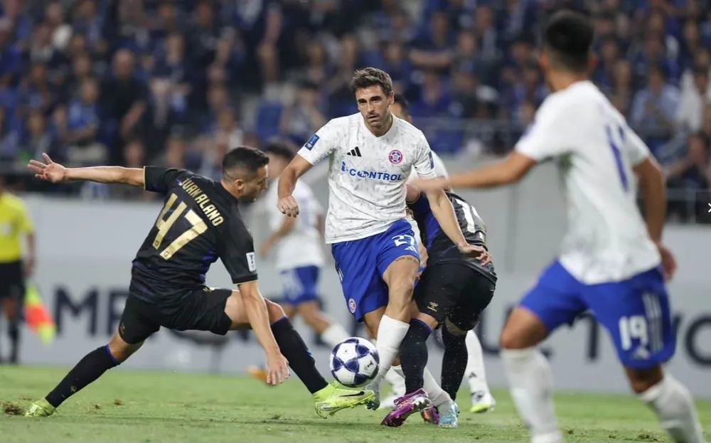 CLB CA.Hà Nội tiếp Tai Po (áo trắng), đội này thắng Marcarthur của Úc 2-1 ở lượt đầu. Ảnh:AFC CLB-CA- Ha- Noi- Ea.jpg