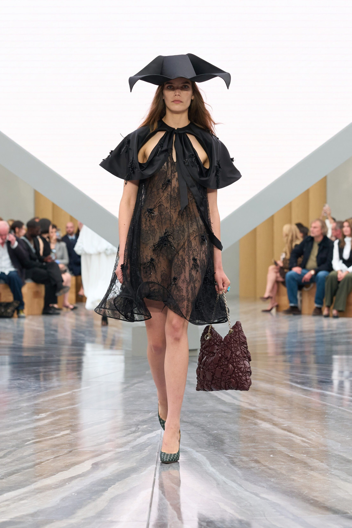 Váy xuyên thấu của Dior gây dậy sóng- Ảnh 7.