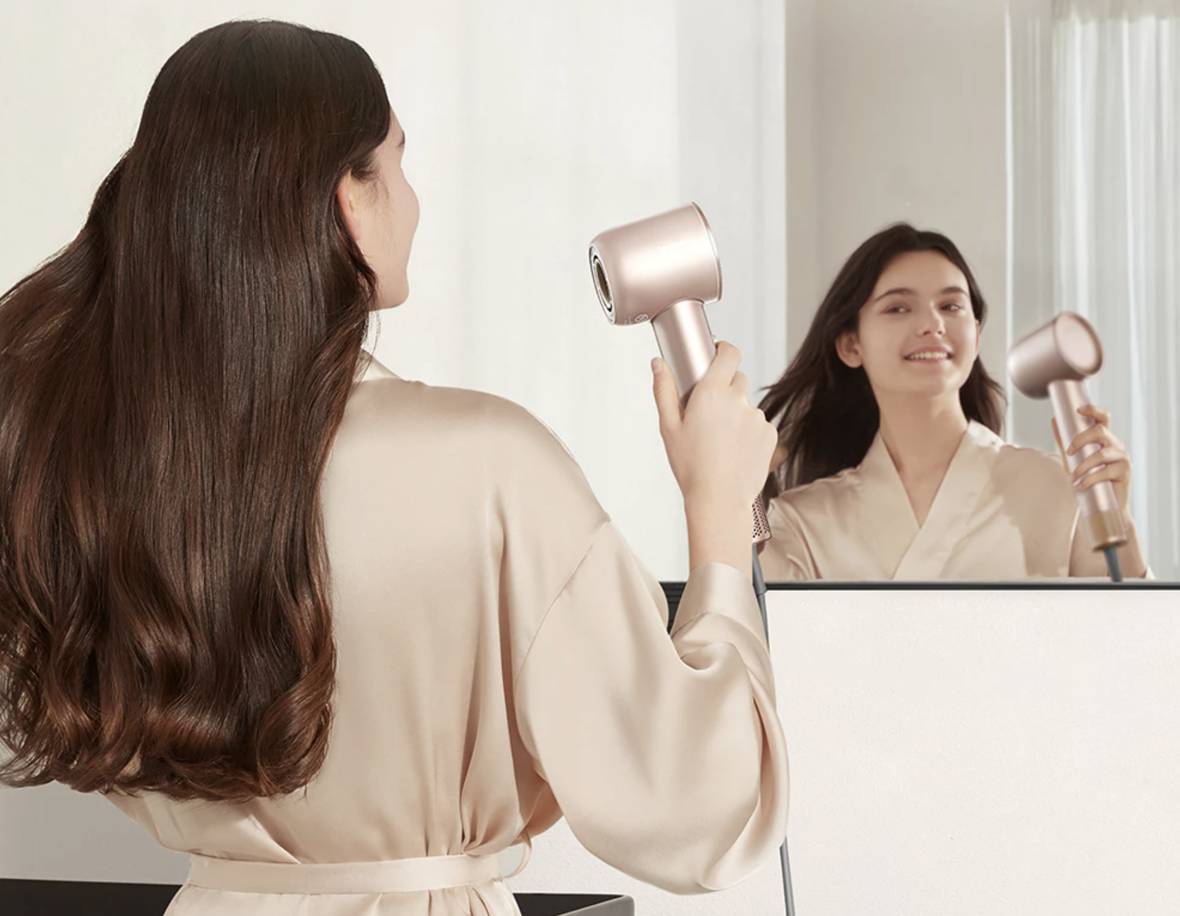 Những nàng hot girl quay vlog trên TikTok luôn có một món phụ kiện bất ly thân, đó là gì?- Ảnh 5.