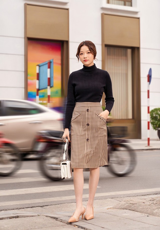Mặc đẹp mà không lỗi mốt với áo len cổ lọ- Ảnh 5.