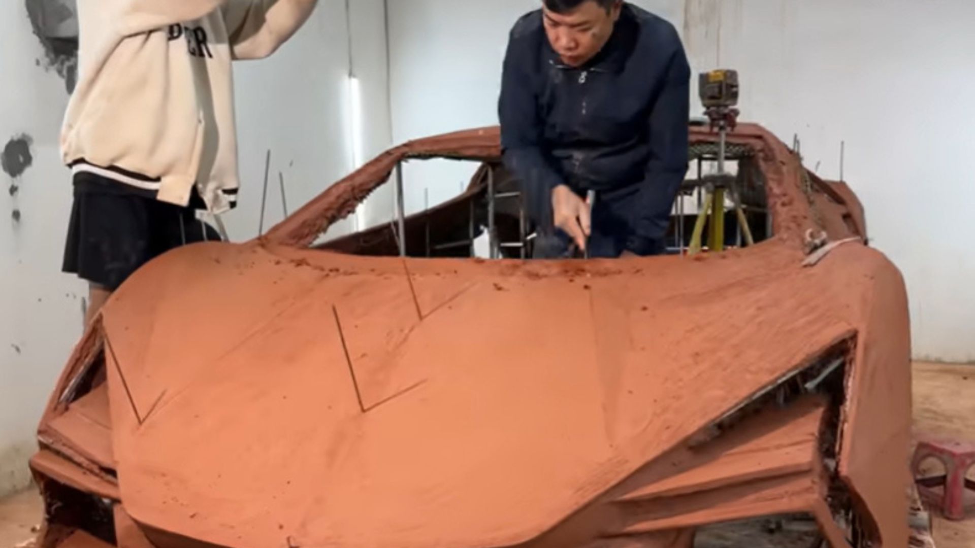 Biến chiếc Nissan cũ hỏng thành Lamborghini Revuelto, các thợ xe Việt Nam được thế giới ngả mũ khâm phục- Ảnh 4.