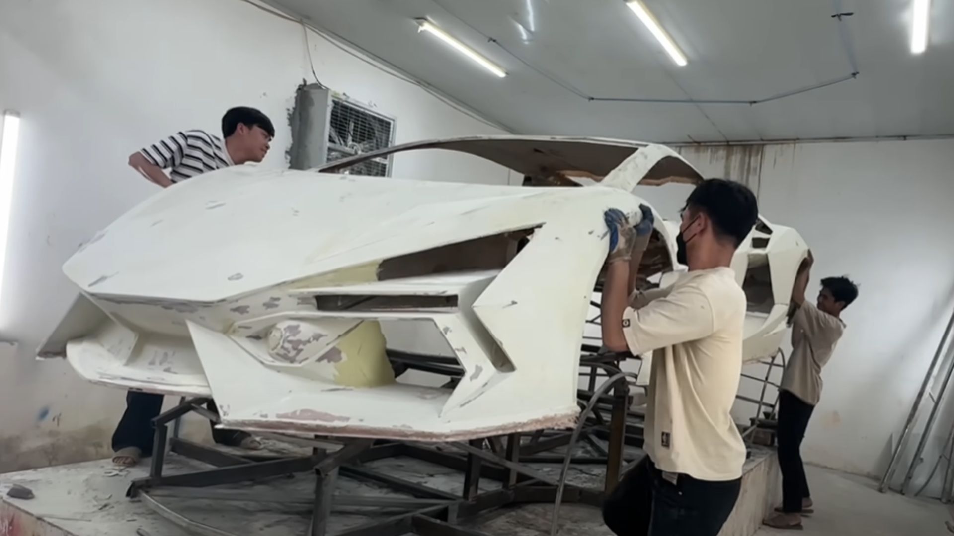 Biến chiếc Nissan cũ hỏng thành Lamborghini Revuelto, các thợ xe Việt Nam được thế giới ngả mũ khâm phục- Ảnh 5.
