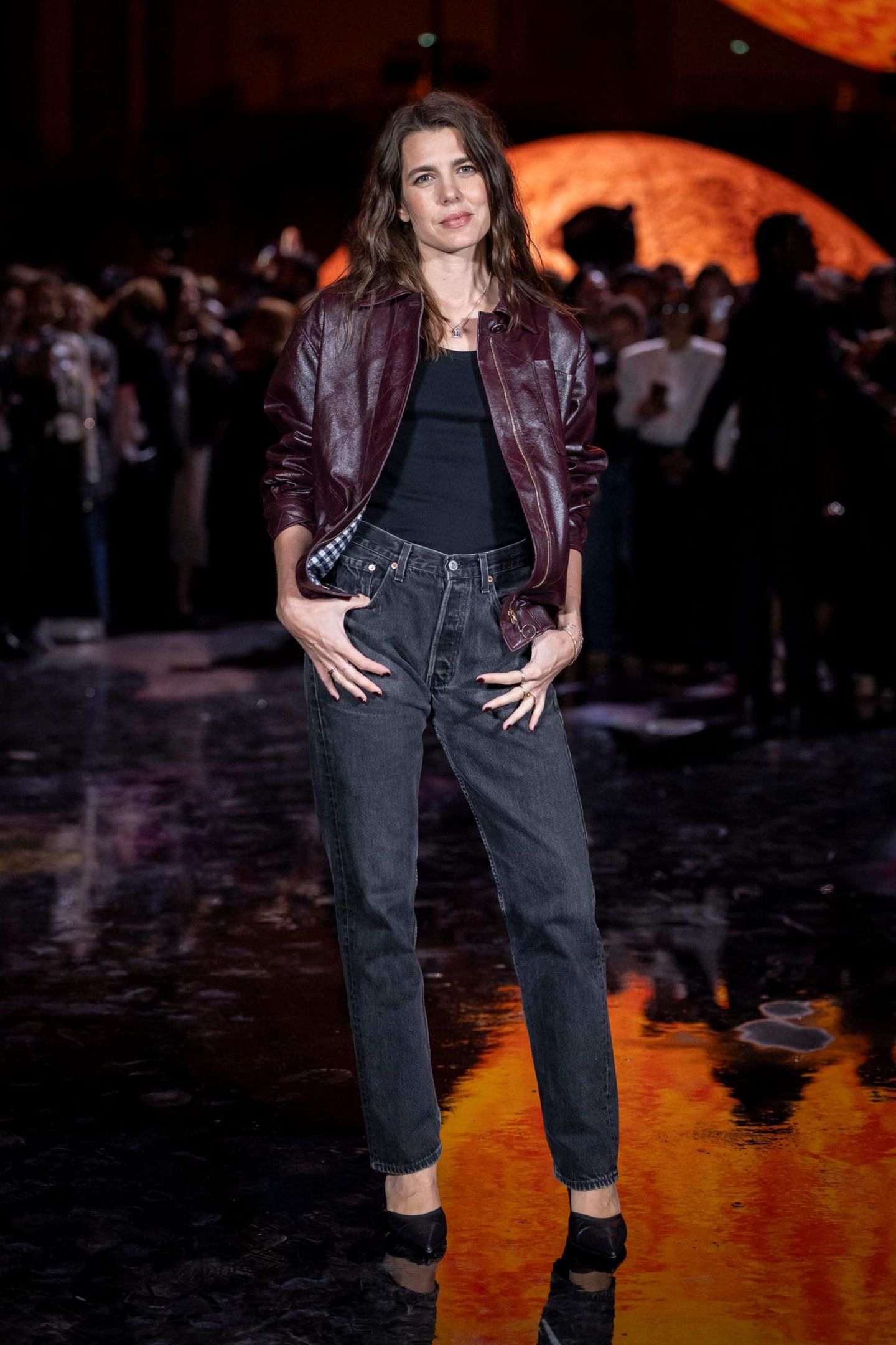 Công chúa Monaco hóa thân thành bà ngoại tại Tuần lễ thời trang Paris- Ảnh 2.