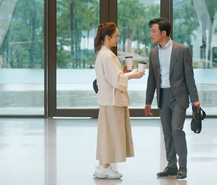 Đăng cũng chẳng che giấu sự bất bình khi từ chối cốc cà phê từ Linh.