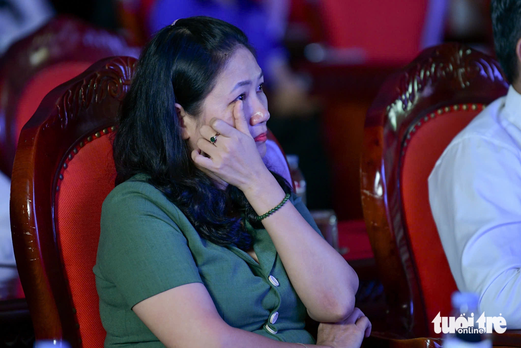 Làm đủ nghề nuôi mẹ chạy thận, nam sinh Tây Bắc được tiếp sức 50 triệu đồng và… 1 con bò giống - Ảnh 10.