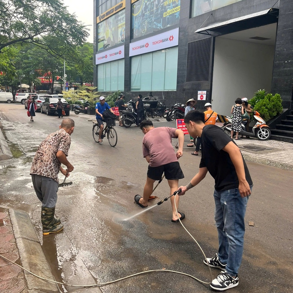 Quán cà phê ở Hà Nội mới khai trương 1 tháng, 3 lần phải chạy lụt - 3