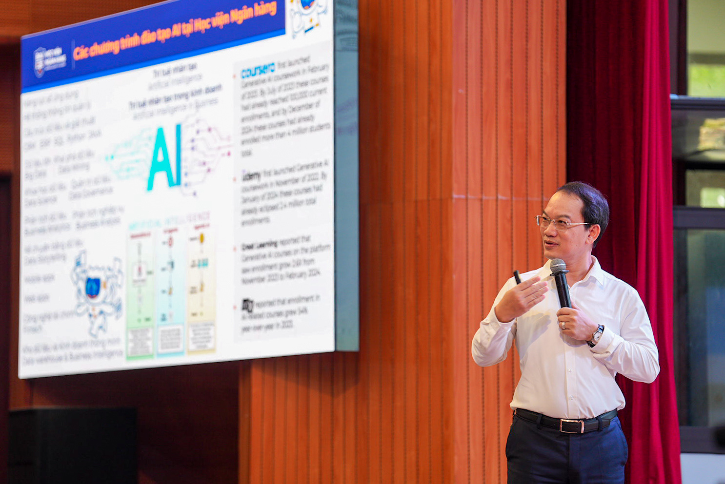 Ngân hàng cắt giảm hơn 3.400 nhân viên, nhưng lại 