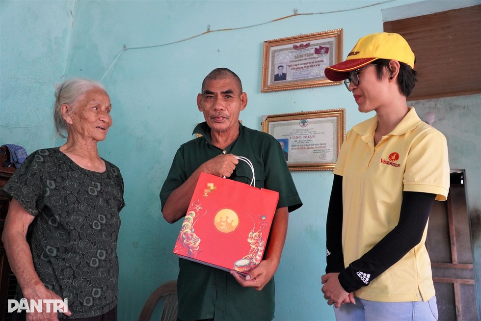 Cụ bà 86 tuổi cùng con trai tâm thần 2 lần bị bão cuốn bay mái nhà - 2