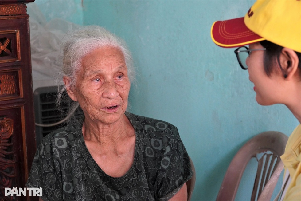 Cụ bà 86 tuổi cùng con trai tâm thần 2 lần bị bão cuốn bay mái nhà - 3