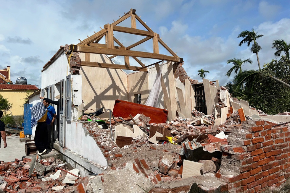 Cụ bà 86 tuổi cùng con trai tâm thần 2 lần bị bão cuốn bay mái nhà - 4