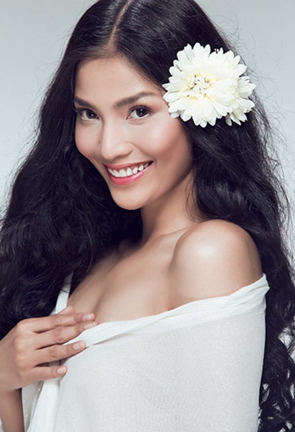 Ở lĩnh vực diễn xuất, cô từng đoạt giải Cánh diều Vàng, danh hiệu Diễn viên xuất sắc trong "Đường đua" ở hạng mục phim truyện video.