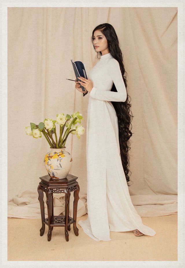 Á hậu Trương Thị May vốn nổi tiếng với nhan sắc đậm chất Á Đông, được "bảo chứng" nhờ lối sống giản dị, ăn chay trường và là một tín đồ Phật giáo.