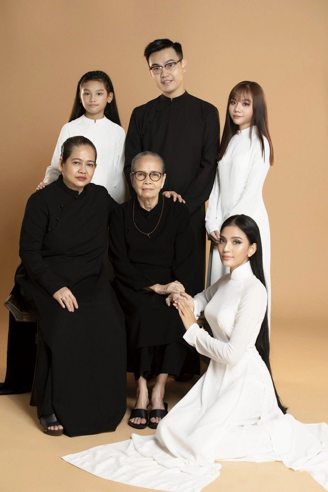 Nàng á hậu xuất thân từ một gia đình chuẩn mực, gồm nhiều thế hệ ăn chay trường với truyền thống cống hiến cho cộng đồng. Cô bén duyên với Phật pháp vào năm 6 tuổi và ăn chay từ lúc 8 tuổi.