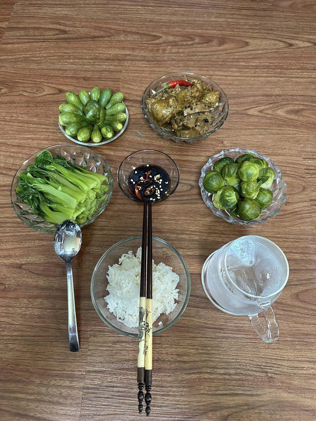 Thực đơn ăn chay của nàng á hậu luôn phong phú với các loại rau củ quả khác nhau như: Khoai lang, cà rốt, rau mầm, đậu bắp luộc chấm chao ăn cùng cơm trắng. Những lúc rảnh rỗi, người đẹp vào bếp nấu đồ chay cho cả nhà ăn. Những món sở trường của May là bún, phở, lẩu, hamburger chay...