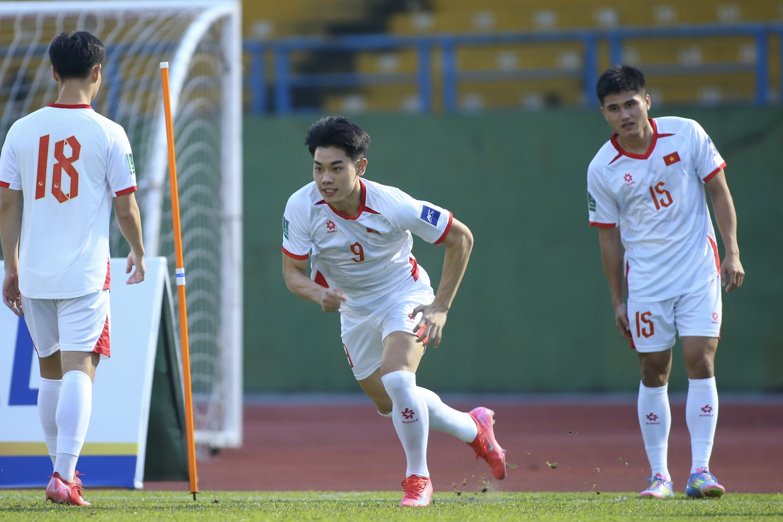 Xuất hiện nhiều tình tiết lạ trước thềm trận đội tuyển Việt Nam đấu Nepal
- Ảnh 2.