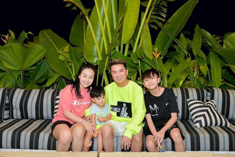 Sao Việt 24h: Đàm Vĩnh Hưng chúc mẹ ruột của con trai hạnh phúc, nhắc lại bài thơ tặng riêng trong đám cưới 4 Đàm Vĩnh Hưng bên 3 con.