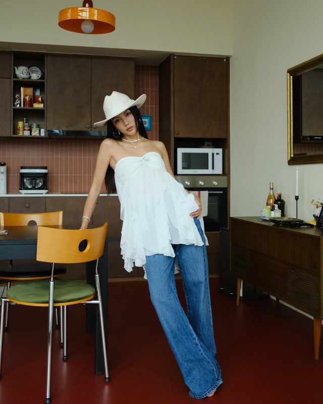 Quần jeans ống loe cạp cao, xu hướng denim nổi bật mùa thu 2025- Ảnh 2.