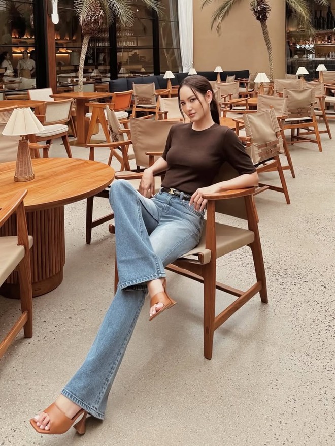 Quần jeans ống loe cạp cao, xu hướng denim nổi bật mùa thu 2025- Ảnh 4.