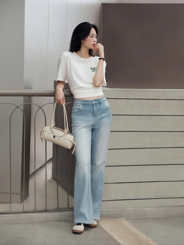 Quần jeans ống loe cạp cao, xu hướng denim nổi bật mùa thu 2025- Ảnh 3.