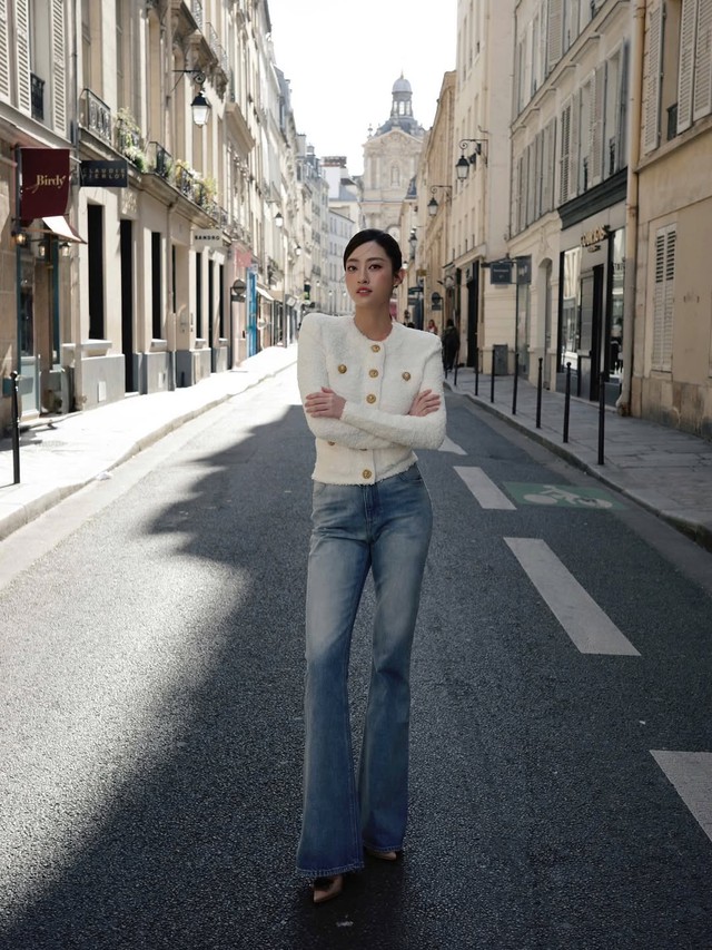 Quần jeans ống loe cạp cao, xu hướng denim nổi bật mùa thu 2025- Ảnh 6.