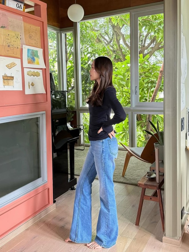 Quần jeans ống loe cạp cao, xu hướng denim nổi bật mùa thu 2025- Ảnh 5.