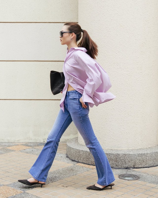 Quần jeans ống loe cạp cao, xu hướng denim nổi bật mùa thu 2025- Ảnh 8.