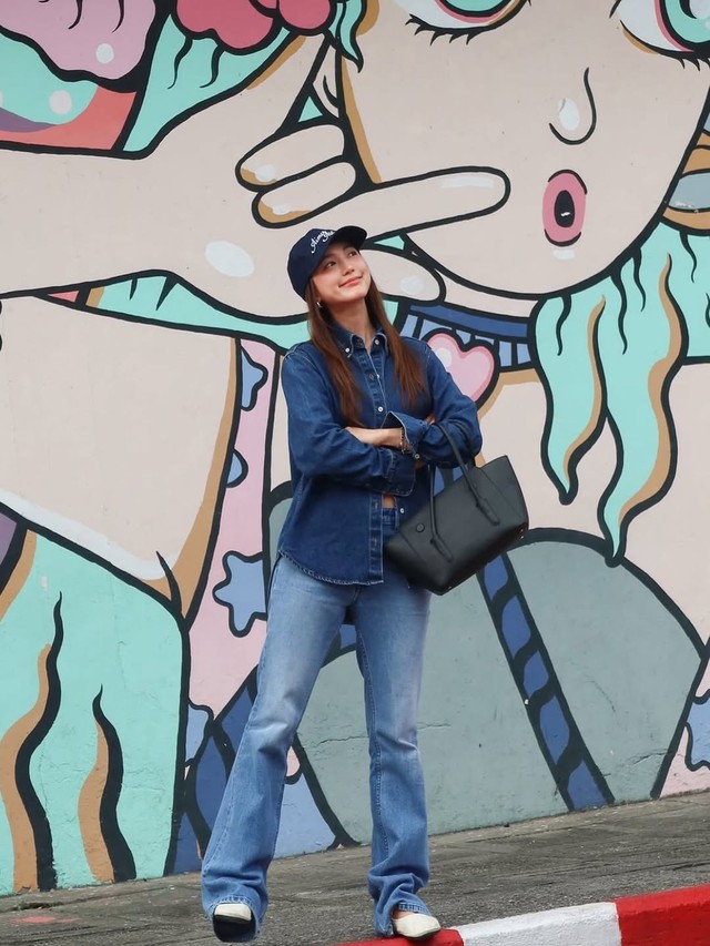 Quần jeans ống loe cạp cao, xu hướng denim nổi bật mùa thu 2025- Ảnh 7.