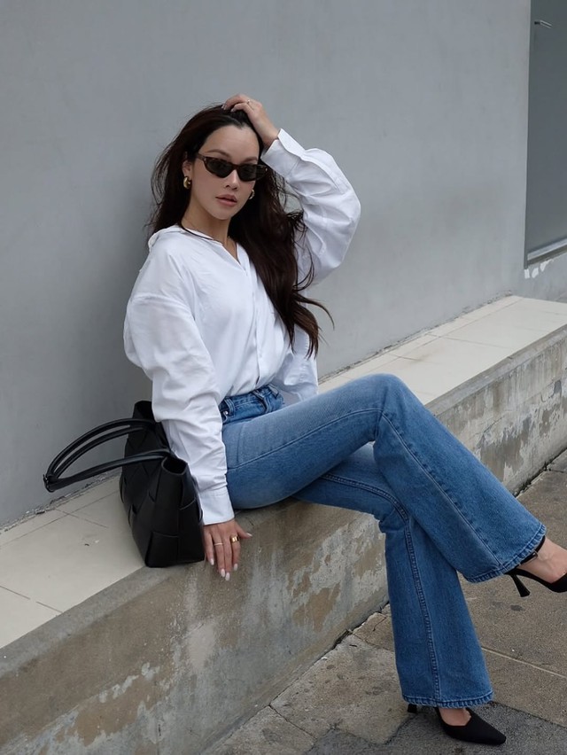 Quần jeans ống loe cạp cao, xu hướng denim nổi bật mùa thu 2025- Ảnh 9.