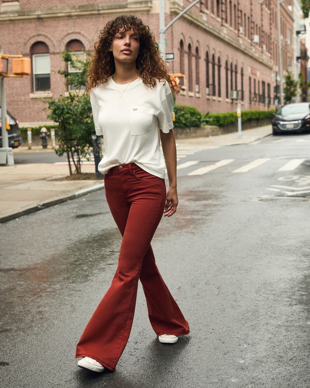 Quần jeans ống loe cạp cao, xu hướng denim nổi bật mùa thu 2025- Ảnh 10.