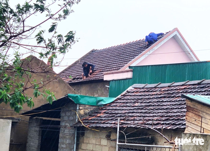 Giúp người dân lợp nhà sau bão bằng những suất quà nghĩa tình của tuổi trẻ TP.HCM - Ảnh 3.