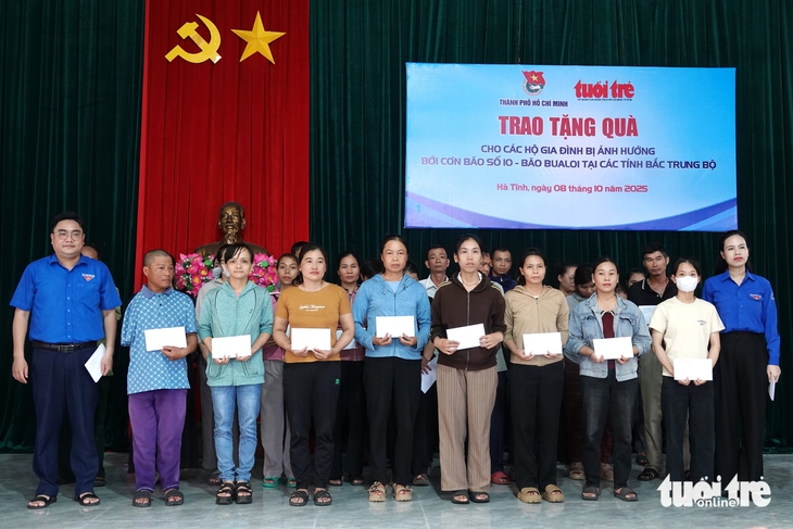 Giúp người dân lợp nhà sau bão bằng những suất quà nghĩa tình của tuổi trẻ TP.HCM - Ảnh 2.